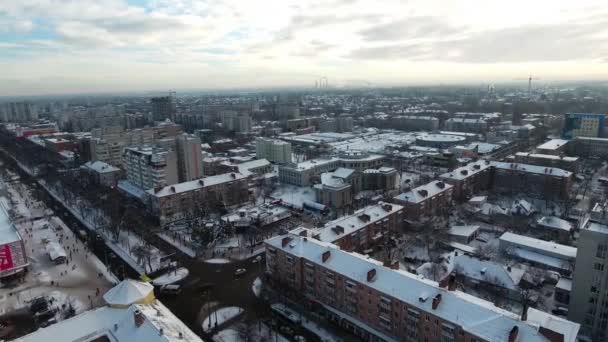 Zimní město na sněhu s ptačí perspektivy. DRONY odebere z výšky provinční město Čerkasy na Ukrajině. Dobrý večer, mraky, hodně sněhu, Architektonicky významné budovy.