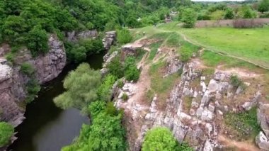 Buki Köyü kuşbakışı Ukraynalı kanyonda. Drone Buka nehir, Beyaz kayalıklar, çayırlar, ağaçlar Kanyonu yükseklikten kaldırır.