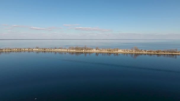 空中无人机画面在 Cherkasy Dnieper 无人机飞越沙洲 在水的两边 — 图库视频影像