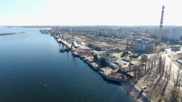 Luchtfoto Drone Beelden Van Kraan Van Een Toren Rivieroever Rivier — Stockvideo