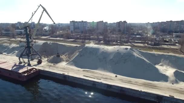 Letecké Záběry Drone Věžový Jeřáb Břehu Řeky Řeka Nákladní Přístav — Stock video