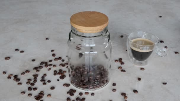 Kaffeekörner Einem Glas Kaffeebohnen Werden Oben Ein Geschlossenes Glas Gegossen — Stockvideo