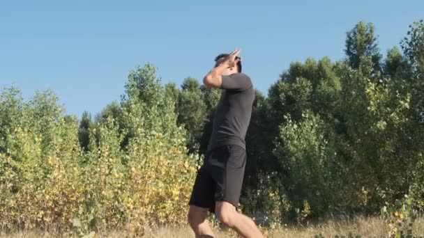 Joven Boxeador Deportivo Entrenamiento Soborno Parque Joven Resuelve Técnica Patadas — Vídeo de stock