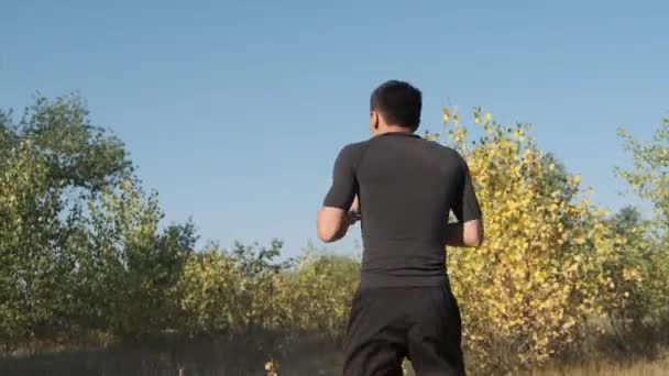 Joven Boxeador Deportivo Entrenamiento Soborno Parque Joven Resuelve Técnica Patadas — Vídeo de stock