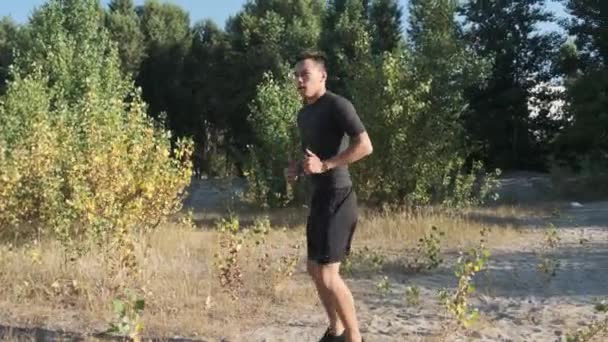 一个年轻的运动员拳击手和回扣训练在公园里 年轻人研究踢法 — 图库视频影像