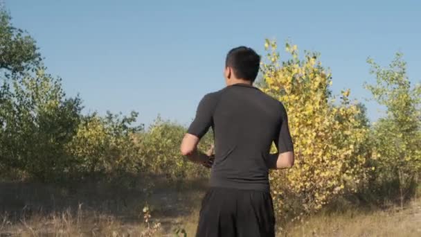 Jovem Boxeador Desportivo Treinar Parque Jovem Trabalha Técnica Chutes — Vídeo de Stock