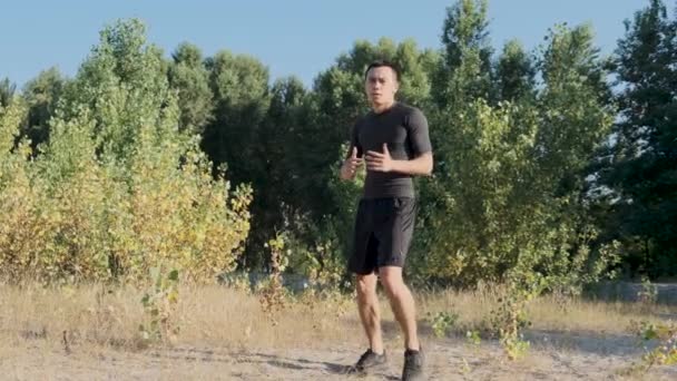 Joven Boxeador Deportivo Entrenamiento Soborno Parque Joven Resuelve Técnica Patadas — Vídeo de stock