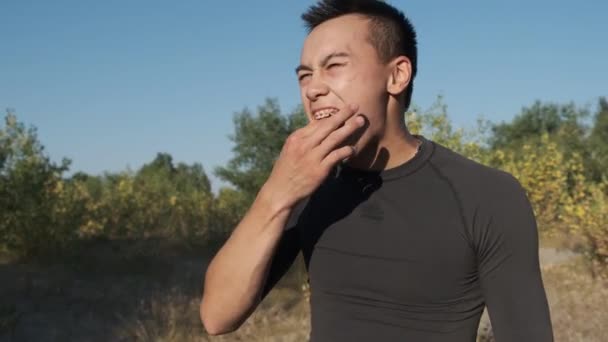 Genç Boksör Parkta Eğitim Için Hazırlanıyor Bir Ağızlı Atlet Diş — Stok video