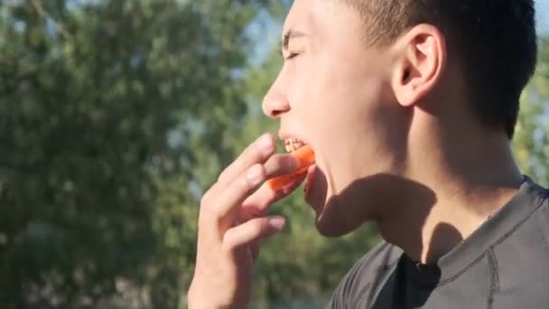 年轻的拳击手准备在公园里训练 带喉舌的运动员 牙科牙套 — 图库视频影像