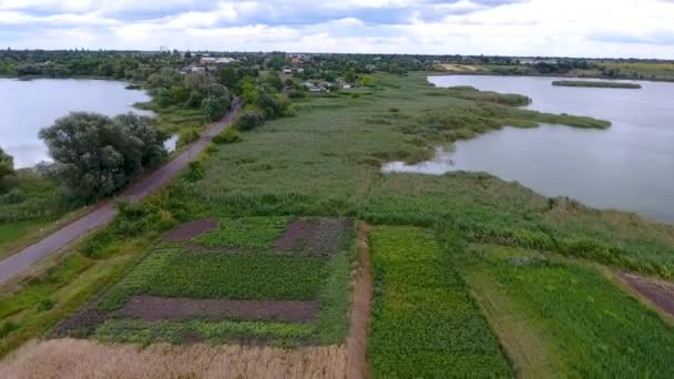 Villaggio Ucraino Sul Lago Con Gli Occhi Uccello Drone Vola — Video Stock