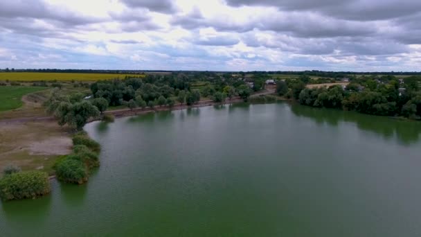 Pueblo Ucraniano Lago Con Los Ojos Pájaro Drone Vuela Sobre — Vídeos de Stock