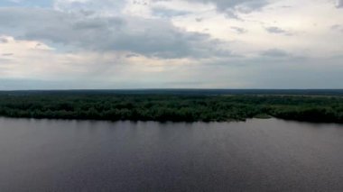 Çam ormanında nehirde yaz oyun alanı. Drone yavaşça platformun üzerinden uçar ve ormana bakan nehrin üzerinde yükselir..