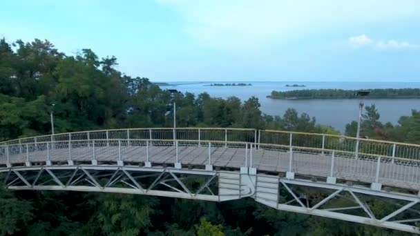 Bridge Love Från Fågelperspektiv Staden Cherkasy Drone Flyger Nära Bron — Stockvideo