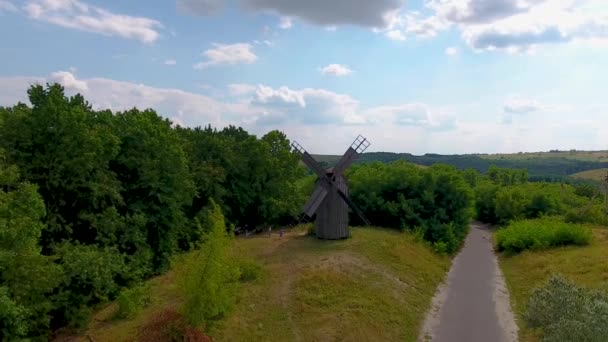 Starý Dřevěný Mlýn Lese Silnice Ukrajina Malém Mýtinu Nedaleko Jehličnatého — Stock video