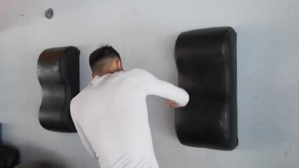 Joven Asiático Está Entrenando Gimnasio Kickboxing Atleta Golpea Sus Manos — Vídeo de stock