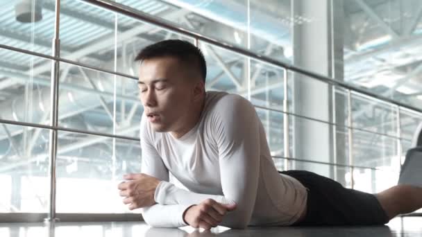 Hráč Kickboxera Odpočívá Tréninku Tělocvičně Zrcadly Unavený Asijský Sportovec Během — Stock video