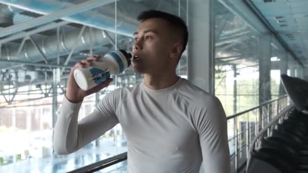 Kickboxer Atleta Está Descansando Depois Treino Ginásio Com Espelhos Cansado — Vídeo de Stock