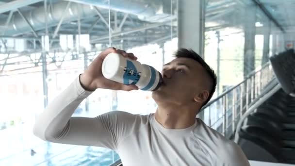 Kickboxer Atleta Está Descansando Depois Treino Ginásio Com Espelhos Cansado — Vídeo de Stock