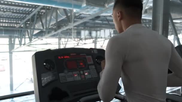 Молодий Азіатський Хлопець Працює Біговій Доріжці Тренажерному Залі Відром Молодий — стокове відео