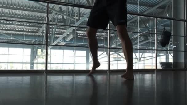 Jeune Asiatique Entraîne Dans Gymnase Kickboxing Des Imitations Une Bataille — Video