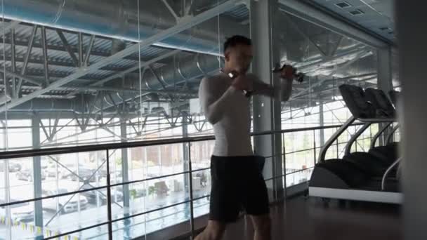 Joven Asiático Está Entrenando Gimnasio Kickboxing Emisiones Una Batalla Con — Vídeo de stock