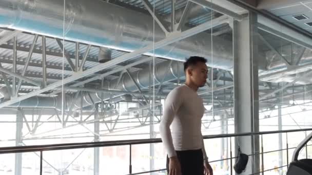 Kickboxer Idrottare Vilar Efter Ett Träningspass Gymmet Med Speglar Trött — Stockvideo