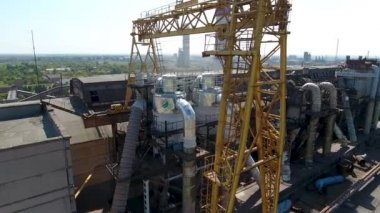 kentsel kömür kazan evi havadan görünümü. Drone ısı ve sıcak su ile şehrin ısı istasyonu üzerinde uçar. Kazanlar kömür kullanır. Borular füme ve kömür tozu kollektörleri kurulur.