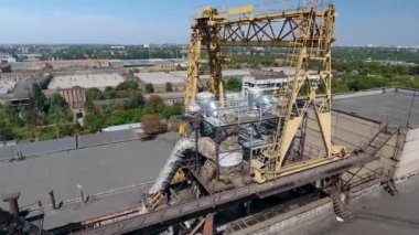 kentsel kömür kazan evi havadan görünümü. Drone ısı ve sıcak su ile şehrin ısı istasyonu üzerinde uçar. Kazanlar kömür kullanır. Borular füme ve kömür tozu kollektörleri kurulur.