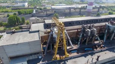 kentsel kömür kazan evi havadan görünümü. Drone ısı ve sıcak su ile şehrin ısı istasyonu üzerinde uçar. Kazanlar kömür kullanır. Borular füme ve kömür tozu kollektörleri kurulur.