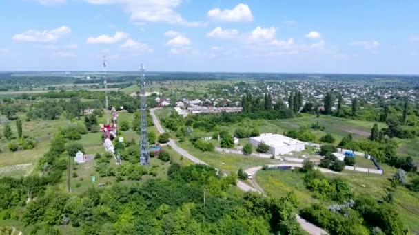 移动通信塔在野外鸟瞰图 无人机飞向塔 村里的田地和郊区 绿树和天空 — 图库视频影像