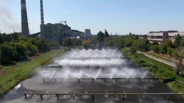 Kentsel kömür kazan evi havadan görünümü. Drone ısı ve sıcak su ile şehrin ısı istasyonu üzerinde uçar. Su ile soğutma kazanları için eski binalar. Çeşme.
