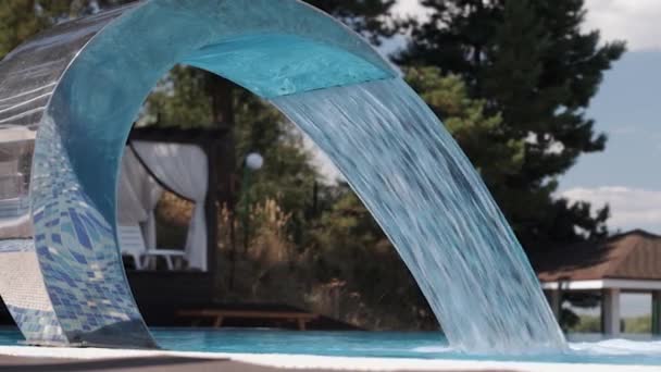 Waterval Het Zwembad Close Onder Open Lucht Water Valt Langzaam — Stockvideo