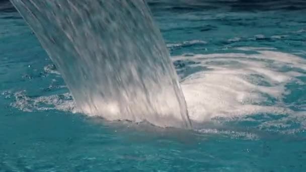 Cachoeira Piscina Close Sob Céu Aberto Água Cai Lentamente Piscina — Vídeo de Stock