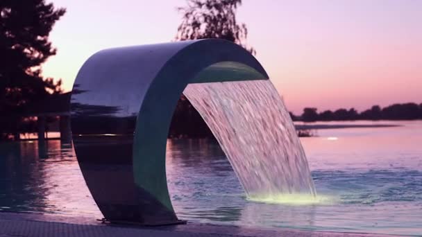 Cachoeira Piscina Close Sob Céu Aberto Água Cai Lentamente Piscina — Vídeo de Stock