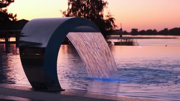 Cachoeira Piscina Close Sob Céu Aberto Água Cai Lentamente Piscina — Vídeo de Stock