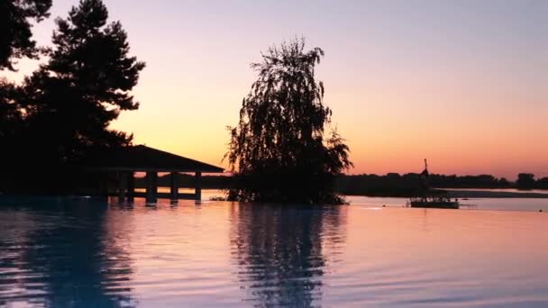 Açık Yüzme Havuzu Günbatımı Turuncu Gökyüzü Akşam Ormanın Arka Planına — Stok video