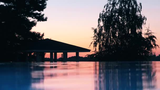 Buitenzwembad Zonsondergang Oranje Hemel Tegen Achtergrond Van Het Bos Avond — Stockvideo
