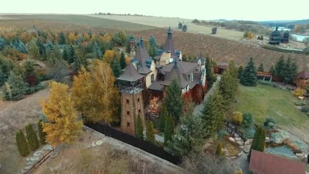 Malý Moderní Hrad Kopci Podzim Dron Dívá Ptačí Perspektivy Podzimní — Stock video