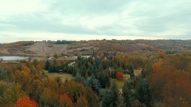 Malý Moderní Hrad Kopci Podzim Dron Dívá Ptačí Perspektivy Podzimní — Stock video