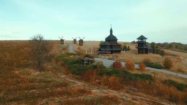 Drewniany Kościół Młyny Widok Powietrza Dron Startuje Wysokości Starego Czarnego — Wideo stockowe