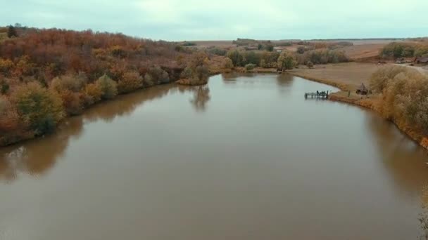 Letecký Výhled Jezero Podzim Stromy Jezera Nad Jezerem Přeletí Dron — Stock video