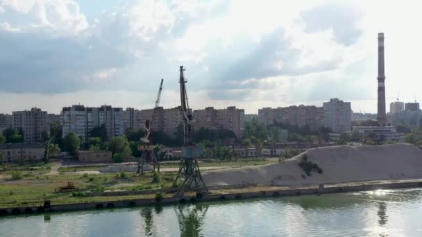 Guindaste Torre Portuária Porto Fluvial Carga Guindaste Torre Rio Cidade — Vídeo de Stock