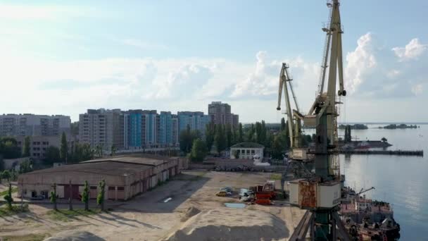 Hafenturmkran Frachtschiffhafen Turmdrehkran Auf Dem Fluss Stadt Sand Sommer Tscherkassi — Stockvideo
