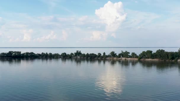 Rivière Calme Dniepr Nuages Été Dessus Eau Drone Survole Une — Video