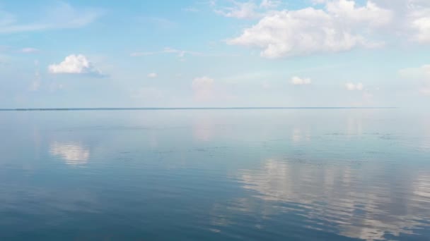 Stille Rivier Dnjepr Wolken Zomer Boven Het Water Een Drone — Stockvideo