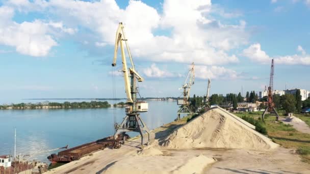 Guindaste Torre Portuária Porto Fluvial Carga Guindaste Torre Rio Cidade — Vídeo de Stock