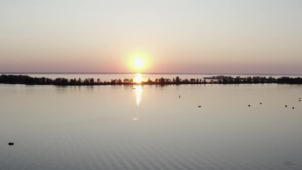 Una Vista Aerea Del Fiume Molto Ampia All Alba Distesa — Video Stock