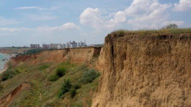Yuzhny Odessa limanı yakınlarındaki Karadeniz 'in sarp kıyısı kuş bakışı. İHA saldırısı. 2020 yazında. Denize yakın 30 metre yüksekliğinde bir uçurumu olan kumsal. Çimler güneşin altında kurudu. Kavurucu güneş ve açık gökyüzü.