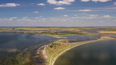 Odessa bölgesindeki Tiligul halklarının yüksek voltajlı elektrik hatları kuş bakışı. Geniş bir nehirde, bulutlar sakin havada suyun pürüzsüz yüzeyine güzel bir şekilde yansıtılır. Yüksek voltaj kabloları için yüksek demir yapılar.