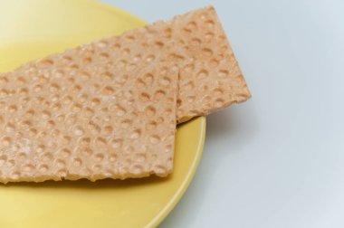 somun ekmek bir plaka üzerinde,